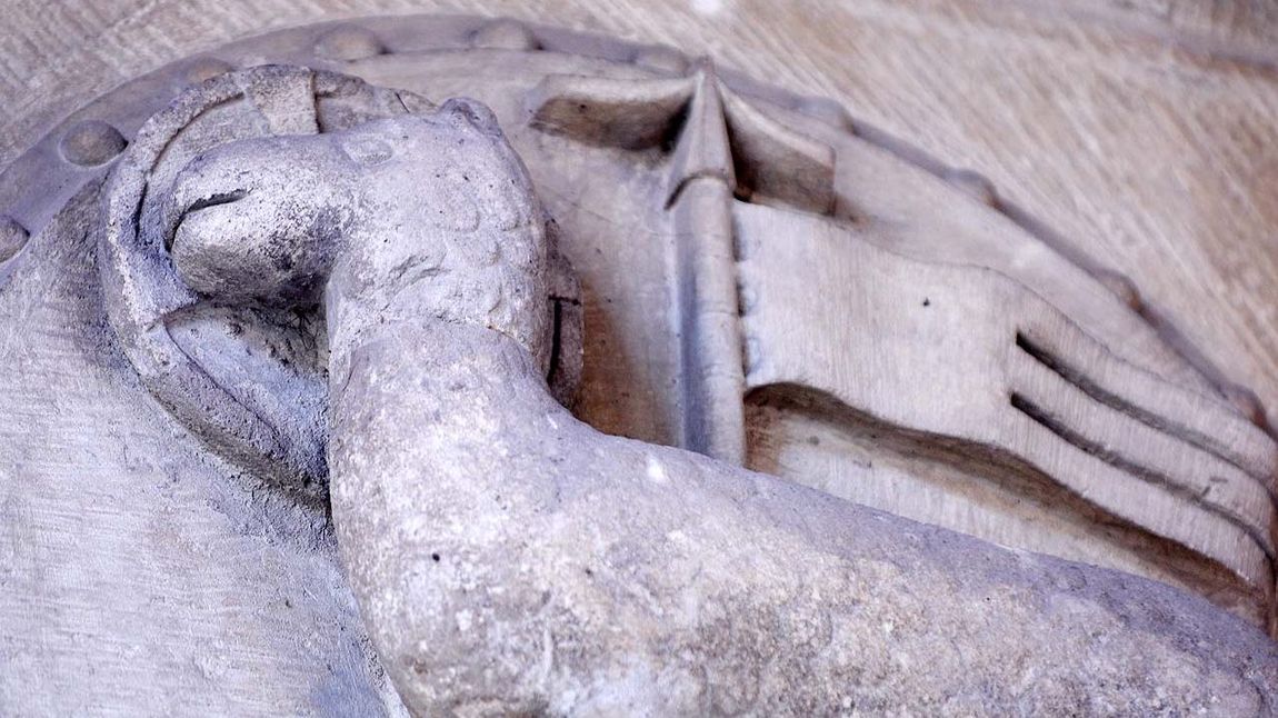 Das Osterlamm mit Siegesfahne ziert die Türen vom Kreuzgang am St.-Paulus-Dom. 